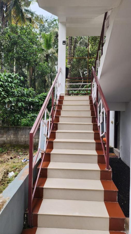 Pknhomestay Kumily Thekkady Exteriör bild